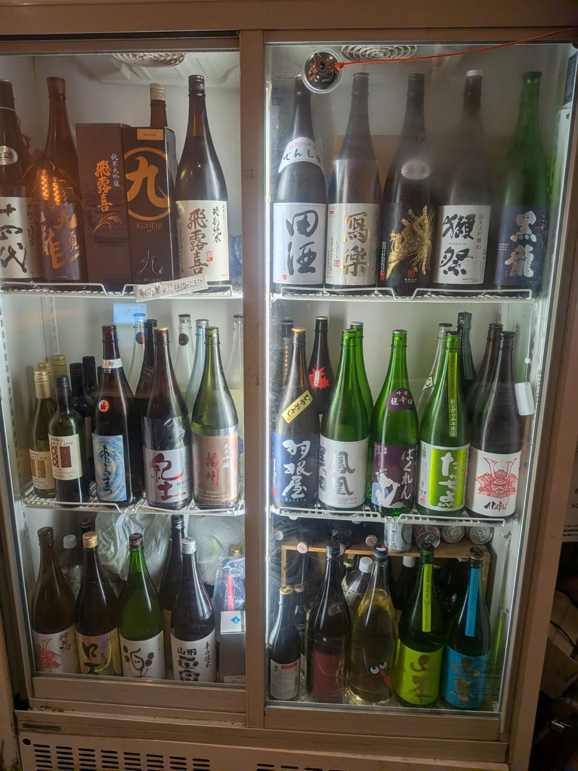 WBAR晴海店の日本酒ラインナップ。日本酒飲み放題でも楽しめる銘柄を店内冷蔵庫で保管